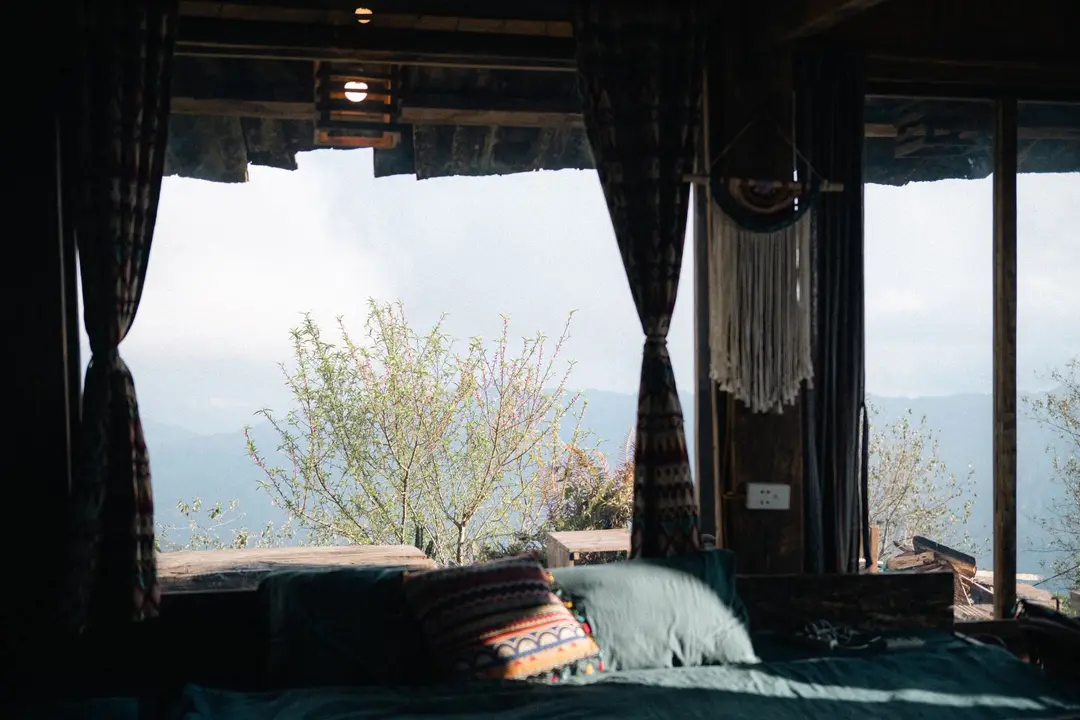 Nhà Lưng Núi